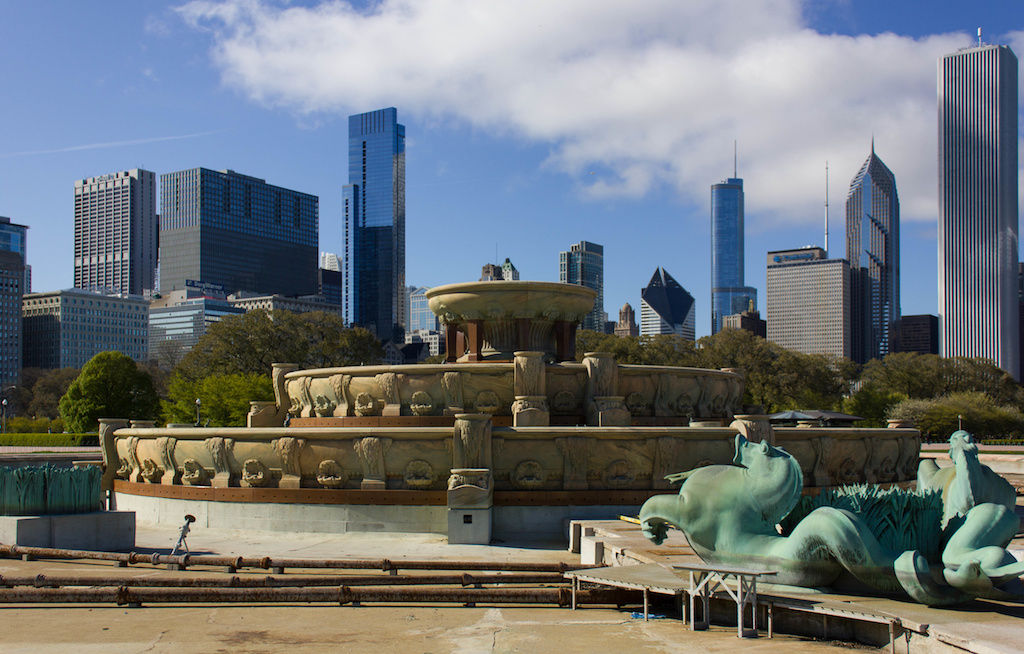 Fountain at Chicago Millennium Park with city in background